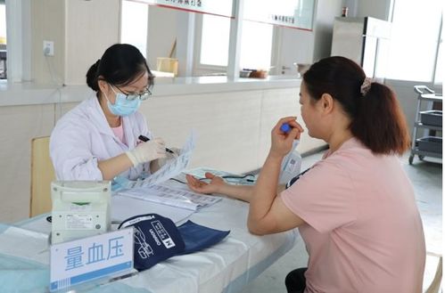 专业医护人员进行体检