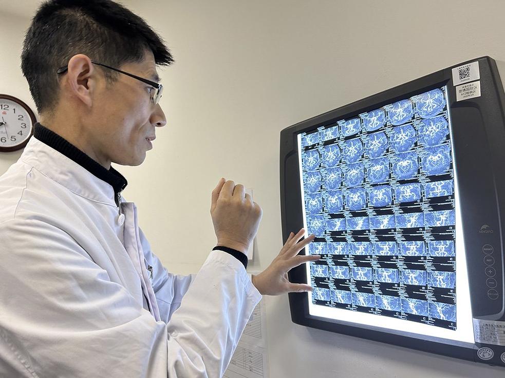 医生查看检查报告
